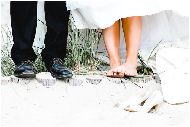 Füße vom Hochzeitspaar, Braut trägt keine Schuhe, Schuhe stehen im Sand - Hochzeitsfotografie in Altefähr - Hochzeitsfotograf_Ruegen_Stralsund