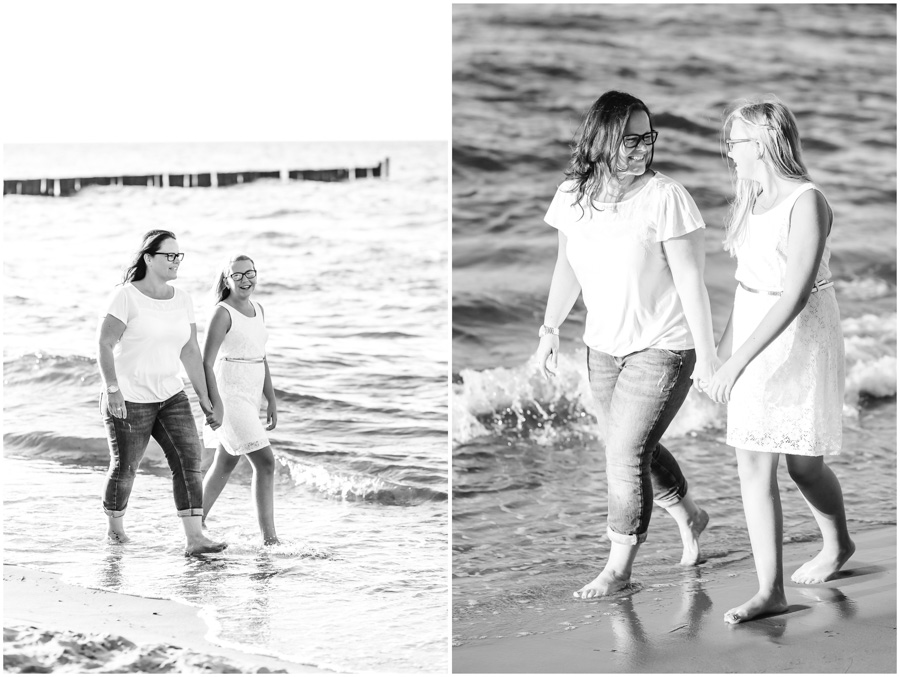 2 Frauen, Tante und Nichte gehen am Strand von Nienhagen, mit den Füssen im Wasser, spazieren, Portraitfotografie, Fotograf Rostock, Mecklenburg Vorpommern