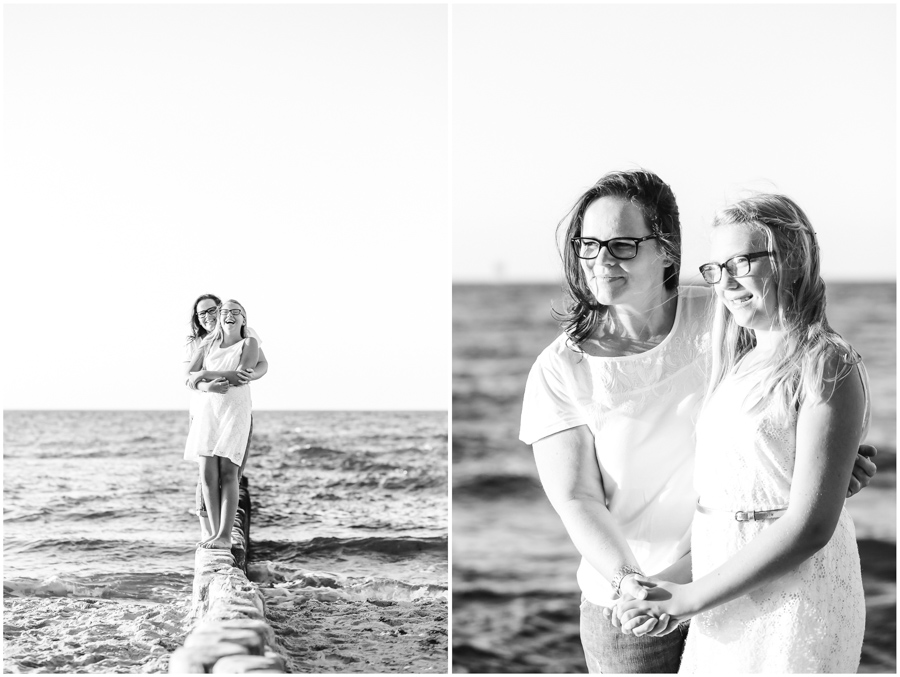 2 Frauen, Tante und Nichte stehen am Strand von Nienhagen und halten sich im Arm, Portraitfotografie, Fotograf Rostock, Mecklenburg Vorpommern