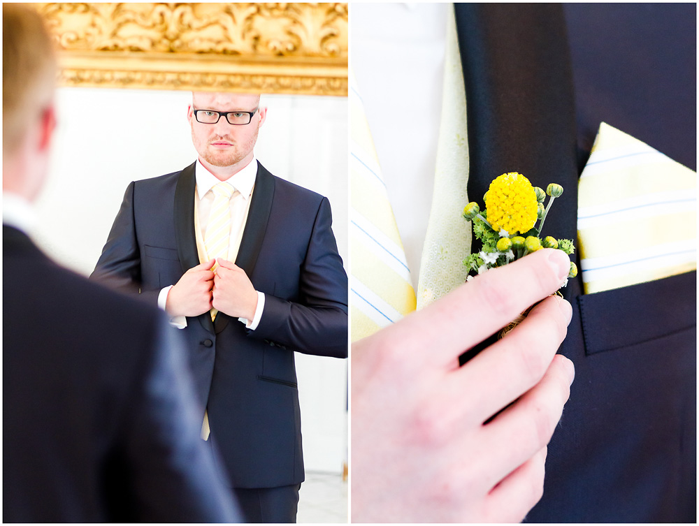 Braeutigam_beim_Ankleiden_schaut_in_Spiegel-hochzeit-krimvitz-hochzeitzfotograf-ruegen-freie-trauung-ruegen-hochzeitzfotograf-rostock