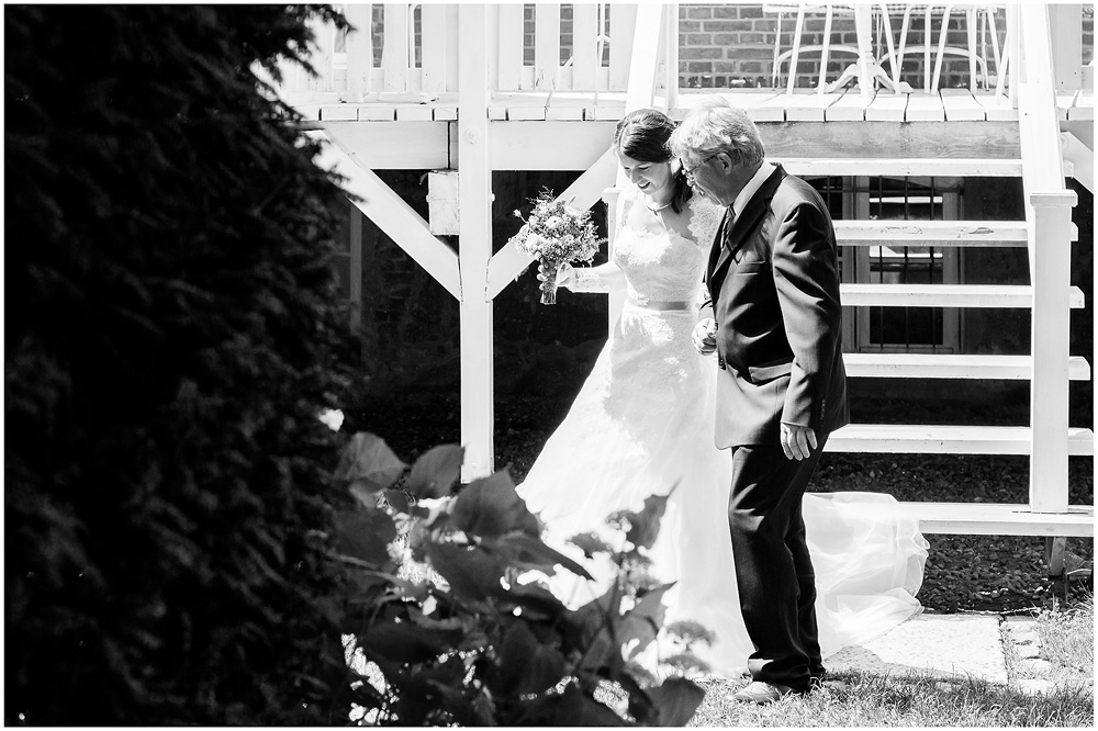 Braut_wird_vom_Vater_zur_trauung_gebracht-hochzeit-krimvitz-hochzeitzfotograf-ruegen-freie-trauung-ruegen-hochzeitzfotograf-rostock