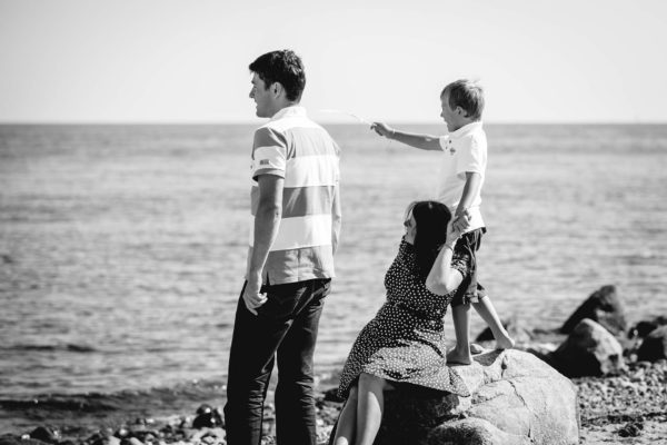 Mama-Papa-und-Sohn-schauen-auf-Ostsee-Shooting-am-Strand-Familienfotografie-Fotograf-Rostock - Familienshooting