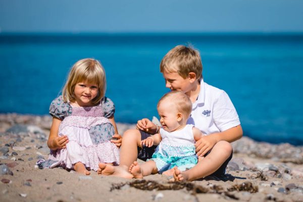 Maedchen-Junge-und-Baby-sitzen-im-Sand-Ostseestrand-Shooting-am-Strand-Familienfotografie-Fotograf-Rostock - Familienshooting