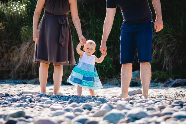 Baby-an-der-Hand-von-Mama-und-Papa-Shooting-am-Strand-Familienfotografie-Fotograf-Rostock - Familienshooting