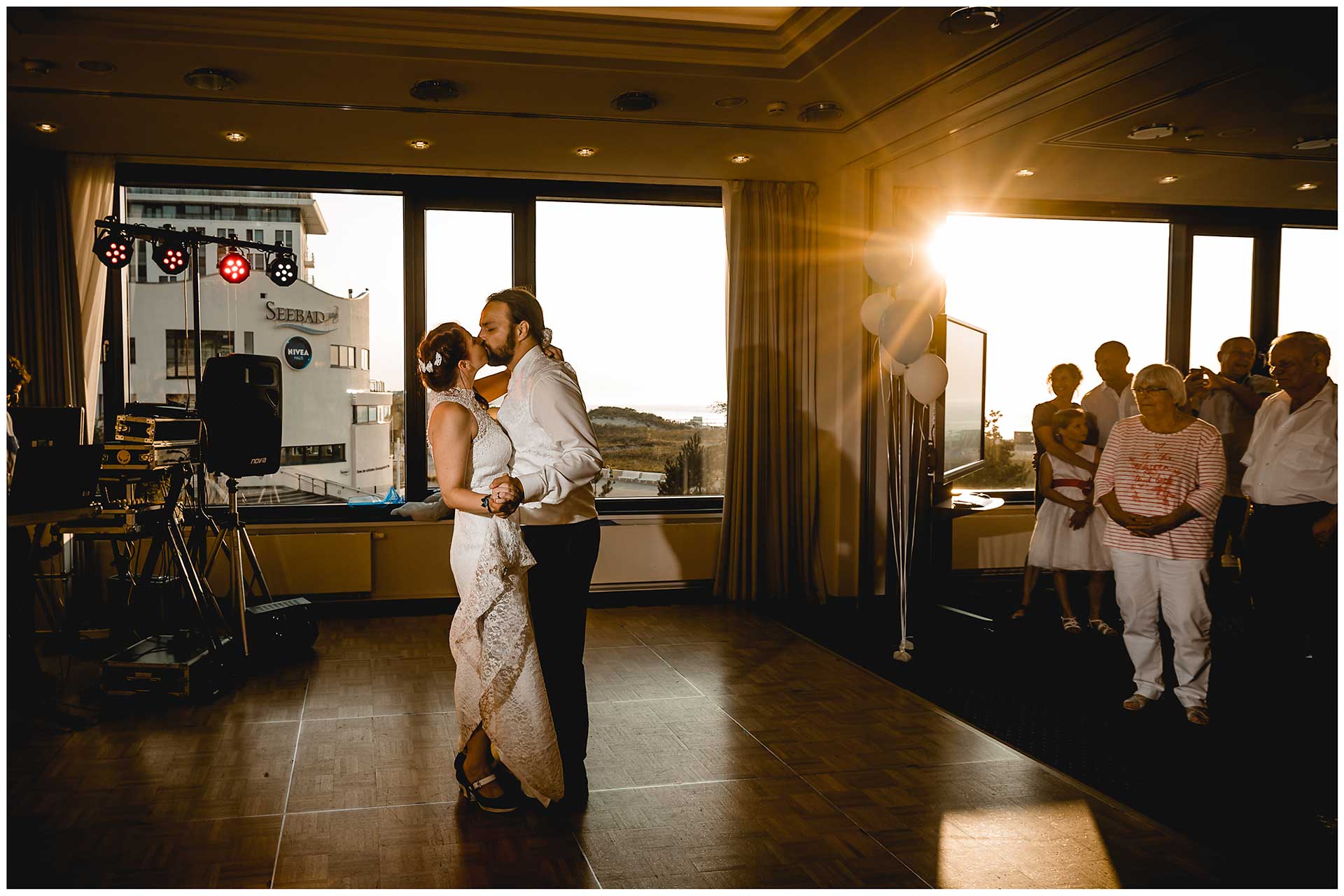 Brautpaar-kuesst-sich-beim-Hochzeitstanz-Hochzeit-im-Hotel-Neptun-Hochzeitsfotograf-Warnemuende-Hochzeitsfotograf-Rostock-Hochzeitsfotograf-Ostseebad-Warnemuende