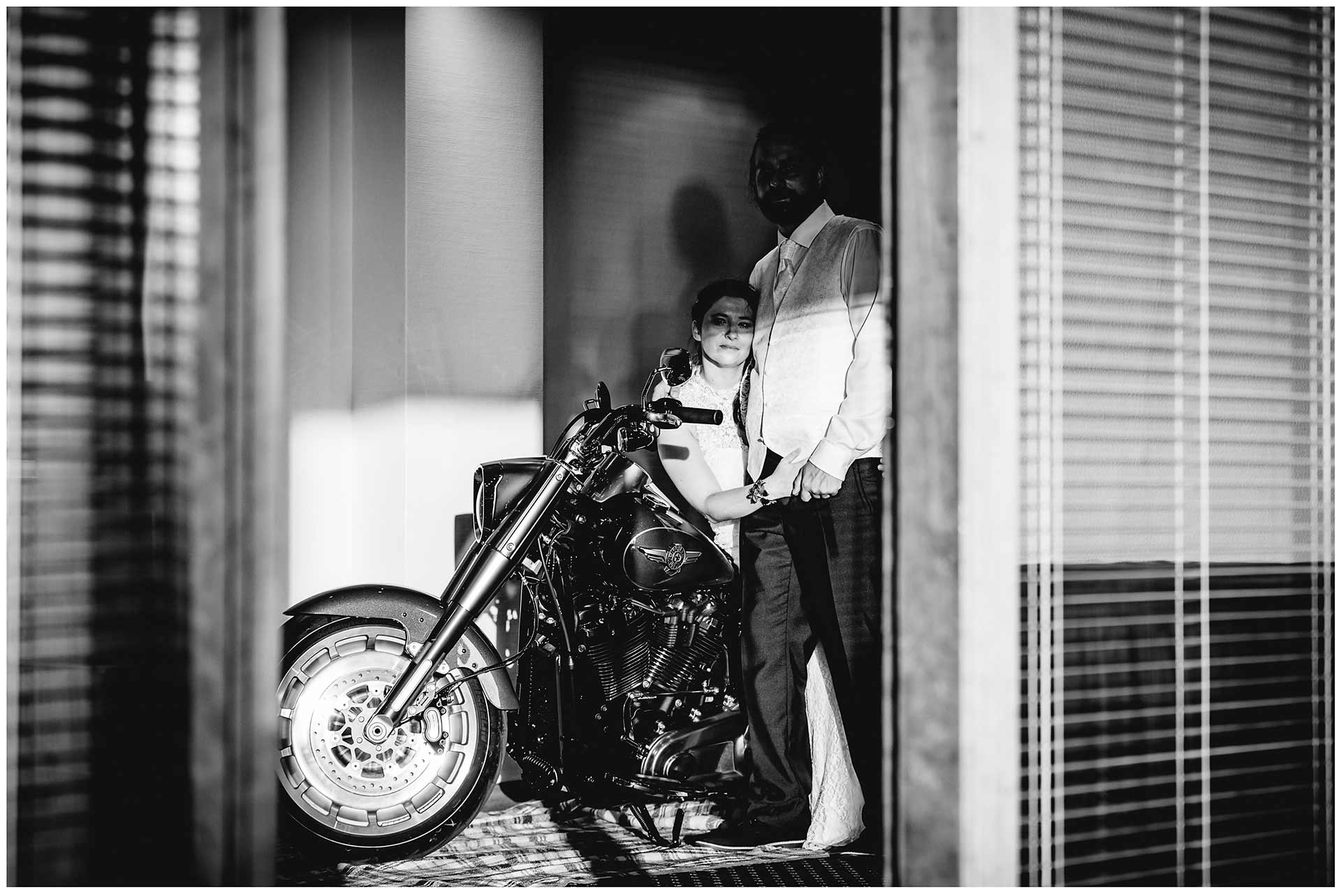 Hochzeitspaar-auf-sitzt-einer-Harley-Davidson-Hochzeit-im-Hotel-Neptun-Hochzeitsfotograf-Warnemuende-Hochzeitsfotograf-Rostock-Hochzeitsfotograf-Ostseebad-Warnemuende