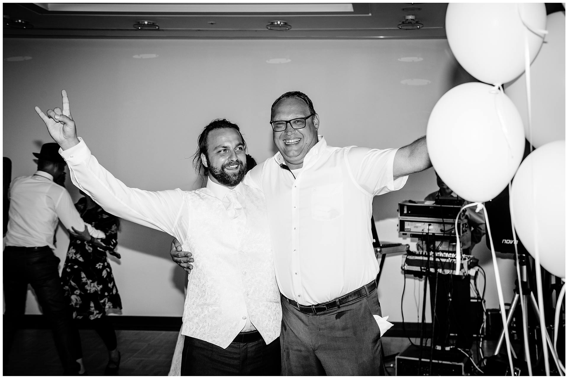 Braeutigam-und-Gast-arm-in-arm-und-lachen-Hochzeit-im-Hotel-Neptun-Hochzeitsfotograf-Warnemuende-Hochzeitsfotograf-Rostock-Hochzeitsfotograf-Ostseebad-Warnemuende