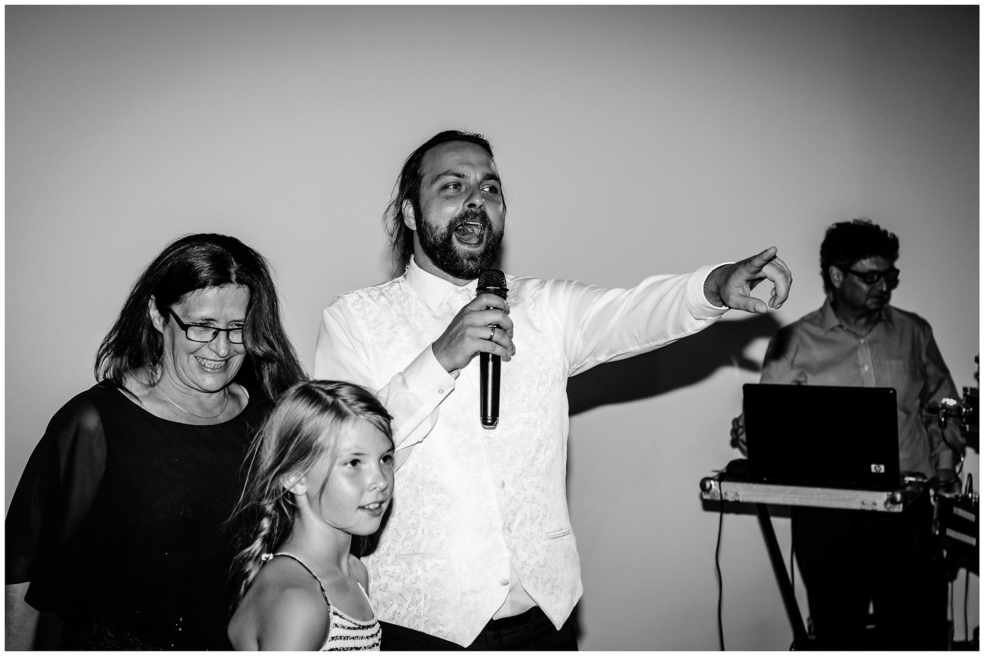 Braeutigam-mit-Mikro-in-der-Hand-Hochzeit-im-Hotel-Neptun-Hochzeitsfotograf-Warnemuende-Hochzeitsfotograf-Rostock-Hochzeitsfotograf-Ostseebad-Warnemuende