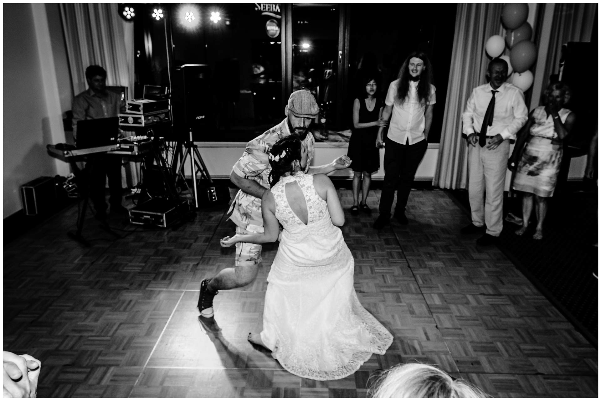 Braut-und-ihr-Bruder-tanzen-zu-Rockmusik-Hochzeit-im-Hotel-Neptun-Hochzeitsfotograf-Warnemuende-Hochzeitsfotograf-Rostock-Hochzeitsfotograf-Ostseebad-Warnemuende
