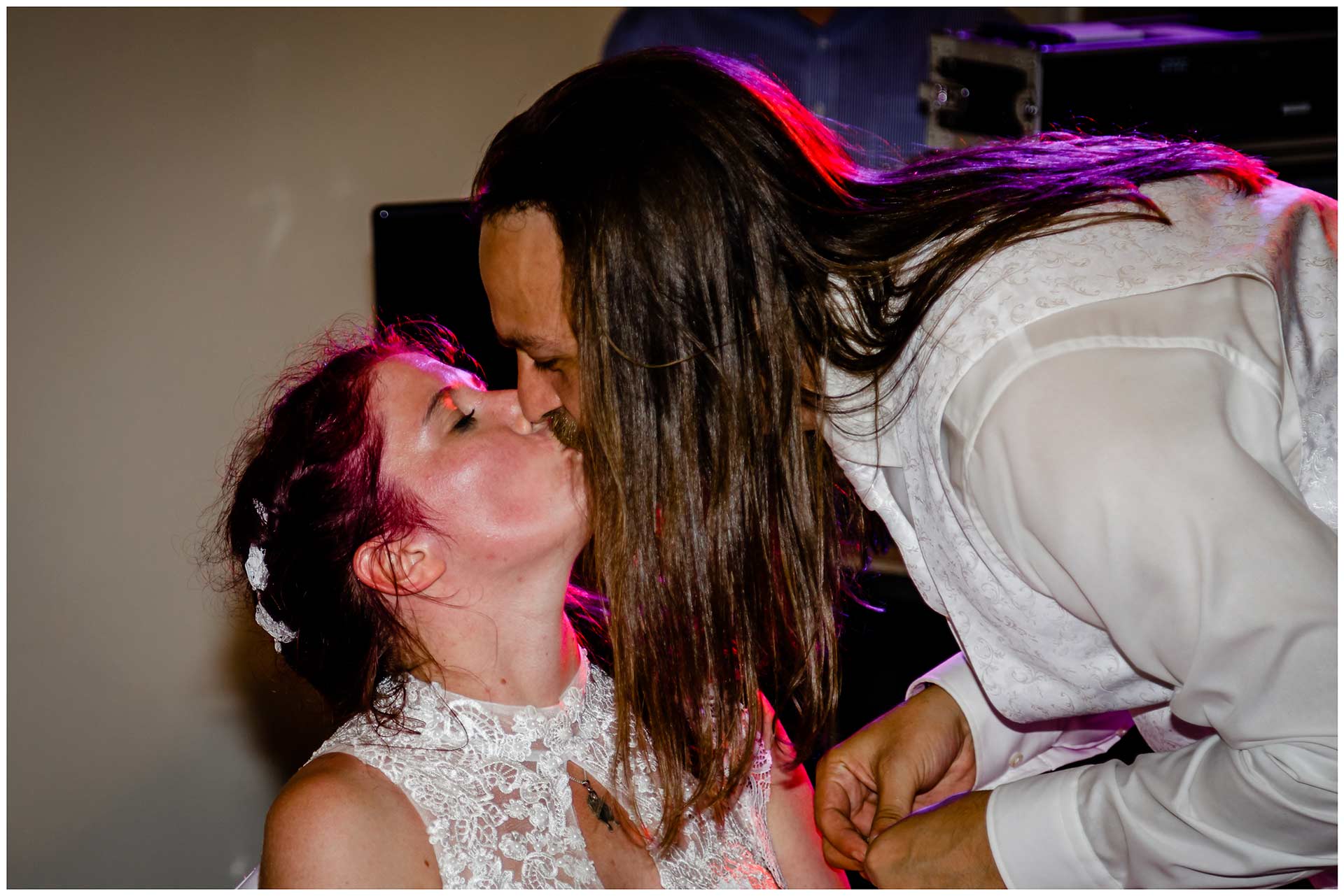 Brautpaar-küsst-sich-Hochzeit-im-Hotel-Neptun-Hochzeitsfotograf-Warnemuende-Hochzeitsfotograf-Rostock-Hochzeitsfotograf-Ostseebad-Warnemuende