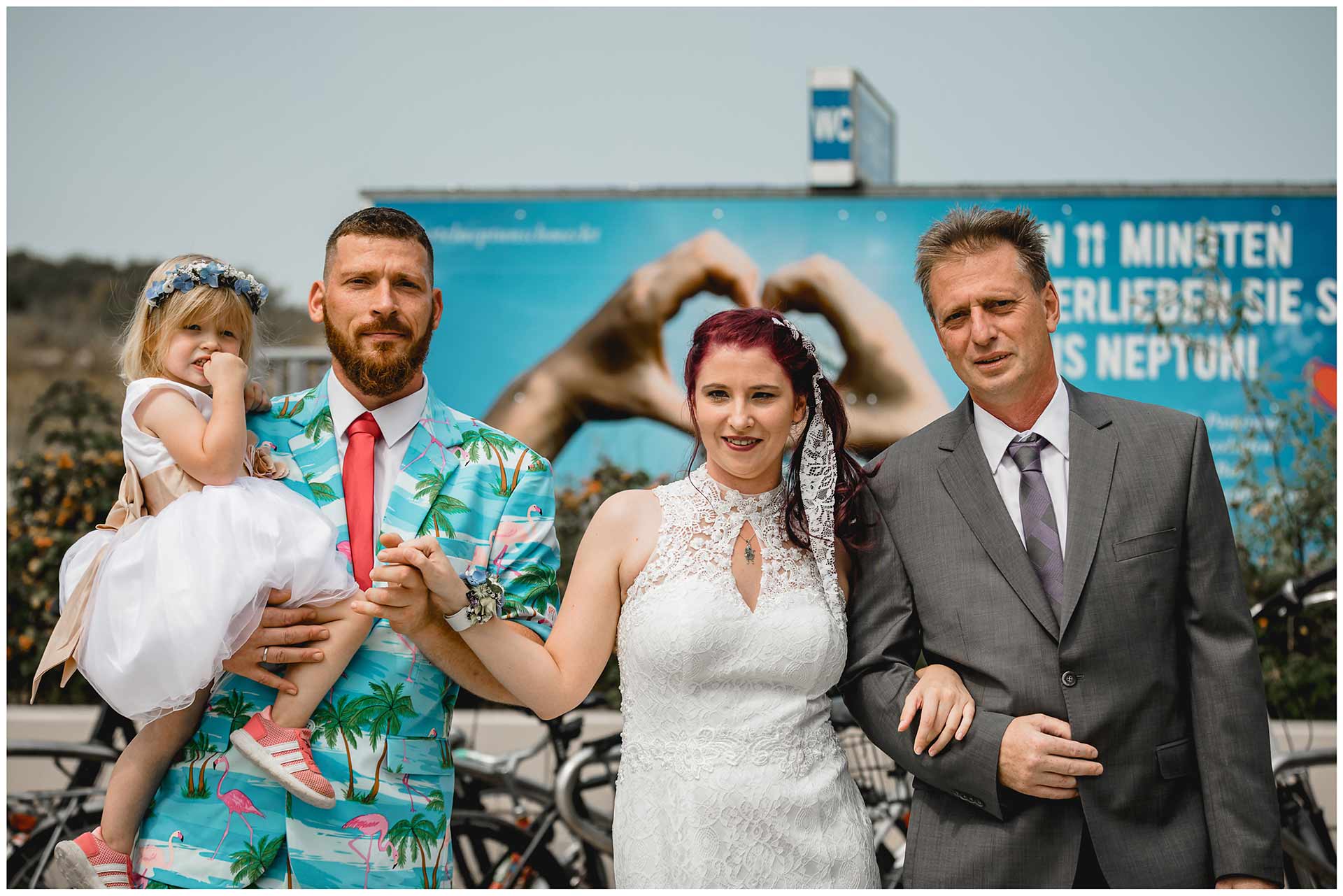 Bruder-und-Brautvater-bringen-die-Braut-zur-Freien-Trauung-an-den-Warnemuender-Strand-Hochzeitsfotograf-Warnemuende-Hochzeitsfotograf-Rostock-Hochzeitsfotograf-Ostseebad-Warnemuende