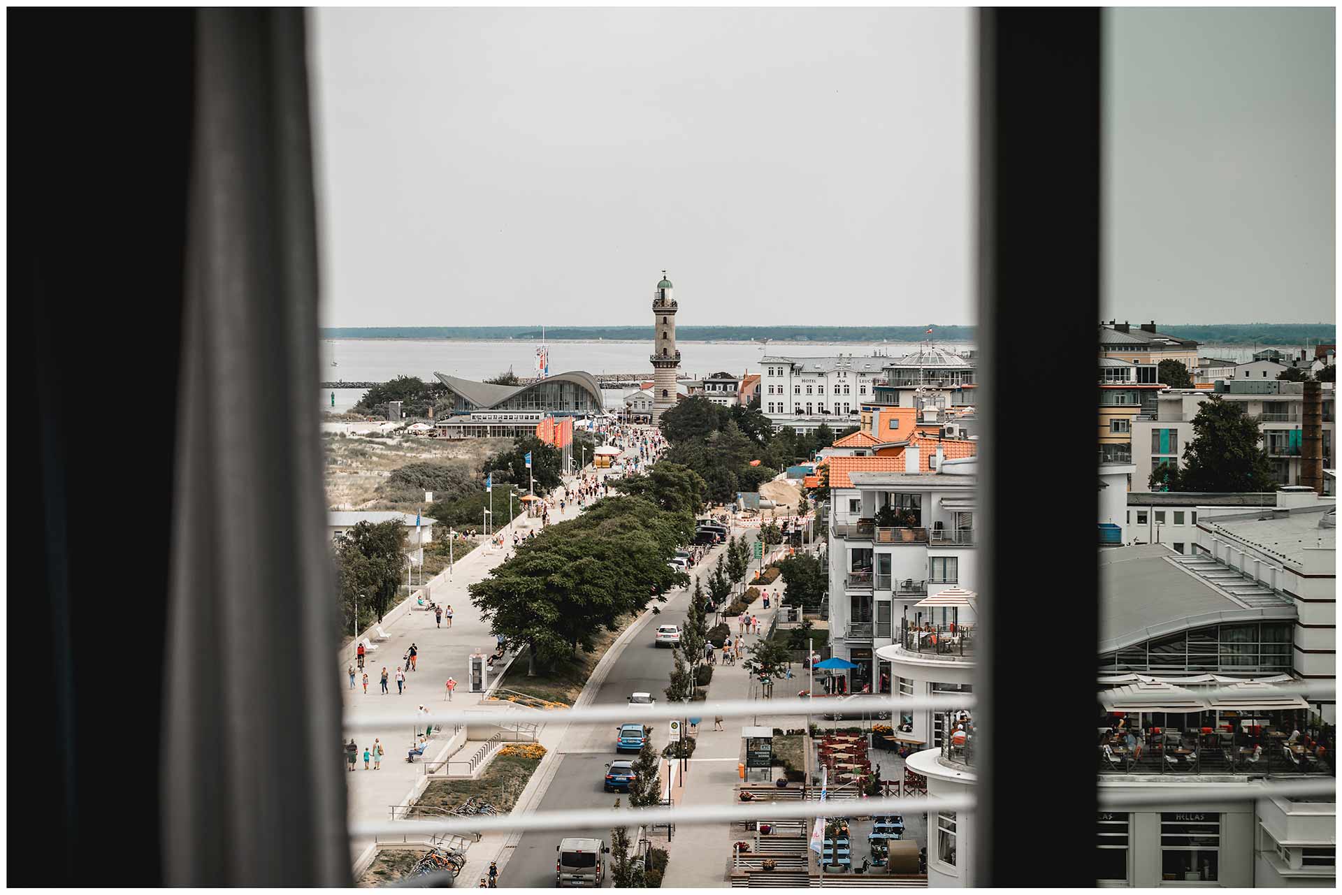 Blick-ueber-Warnemuende-vom-Balkon-des-Hotel-Neptun-Hochzeitsfotograf-Warnemuende-Rostock-Hochzeitsfotograf-Ostseebad-Warnemuende