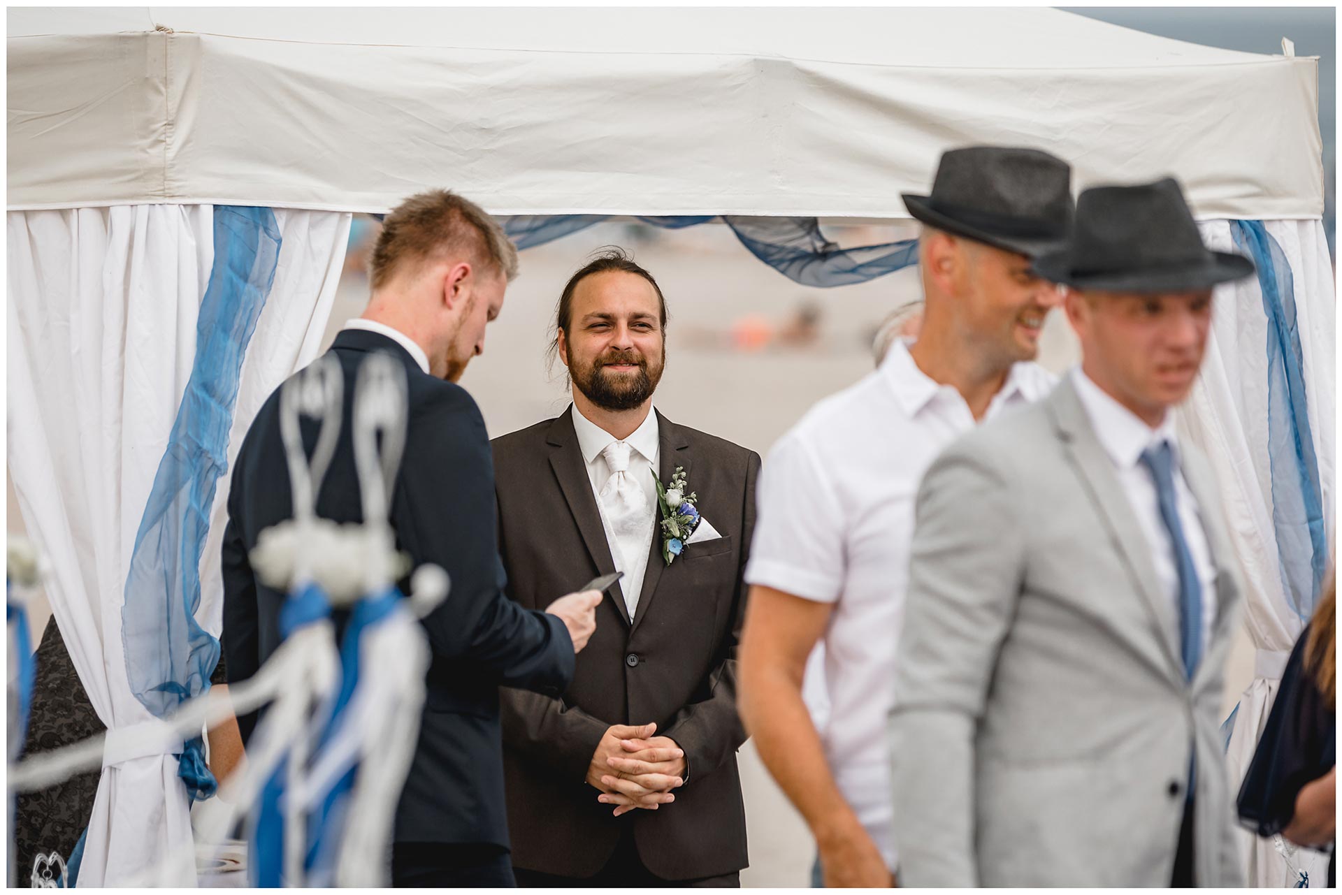 Braeutigam-schaut-laechelnd-seiner-kommenden-Frau-entgegen-Hochzeitsfotograf-Warnemuende-Hochzeitsfotograf-Rostock-Hochzeitsfotograf-Ostseebad-Warnemuende