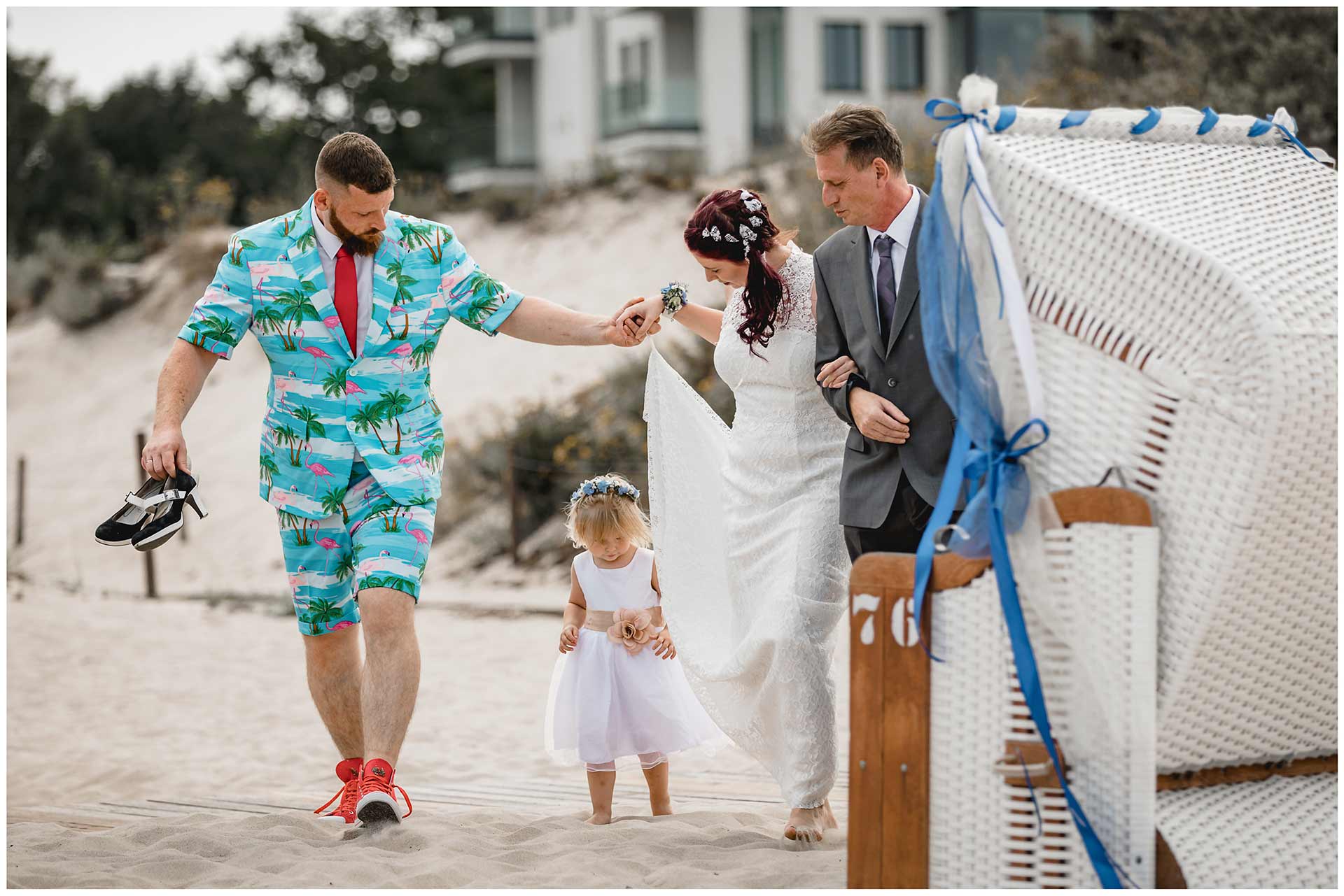 Bruder-und-Brautvater-bringen-die-Braut-zur-Freien-Trauung-an-den-Warnemuender-Strand-Hochzeitsfotograf-Warnemuende-Hochzeitsfotograf-Rostock-Hochzeitsfotograf-Ostseebad-Warnemuende