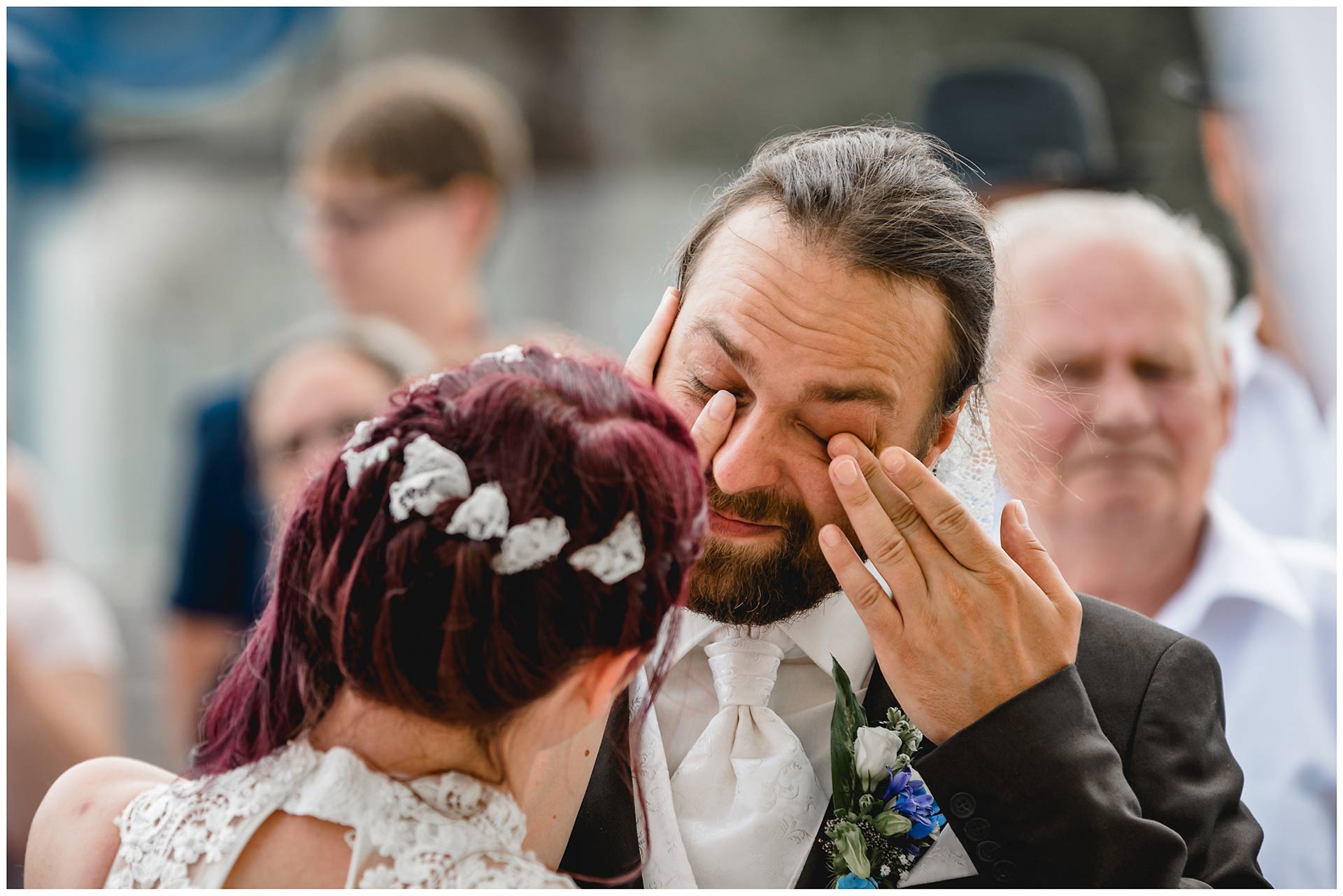 Braut-streicht-liebevoll-eine-Traene-von-der-Wange-ihres-Mannes-Hochzeit-am-Strand-Hochzeitsfotograf-Warnemuende-Hochzeitsfotograf-Rostock-Hochzeitsfotograf-Ostseebad-Warnemuende