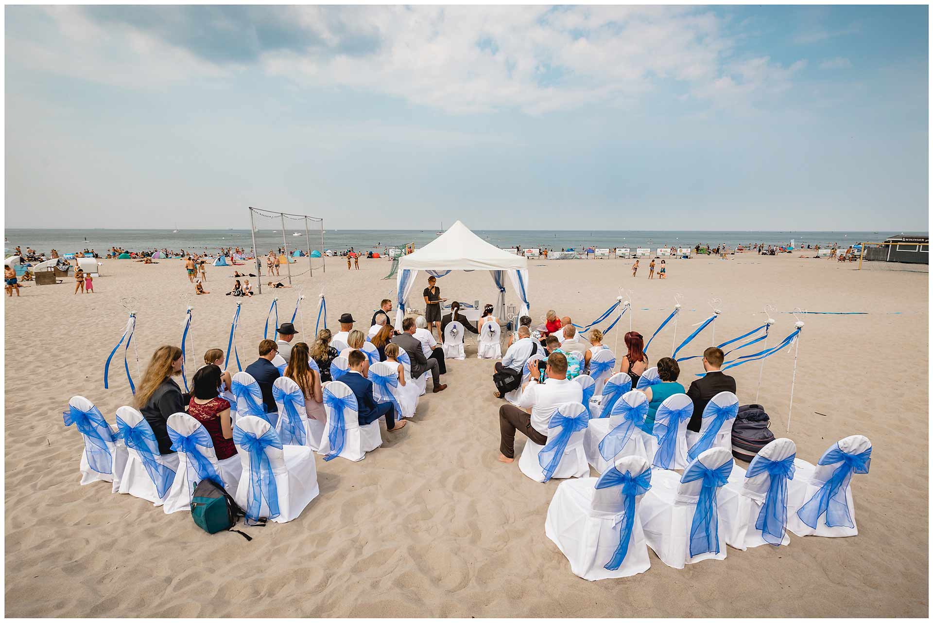 Panorama-der-gesamten-Hochzeits-Location-am-Strand-von-Warnemuende_im-Hintergrund-Strand_Ostsee_Himmel-und-Wolken-Hochzeit-am-Strand-Hochzeitsfotograf-Warnemuende-Hochzeitsfotograf-Rostock-Hochzeitsfotograf-Ostseebad-Warnemuende