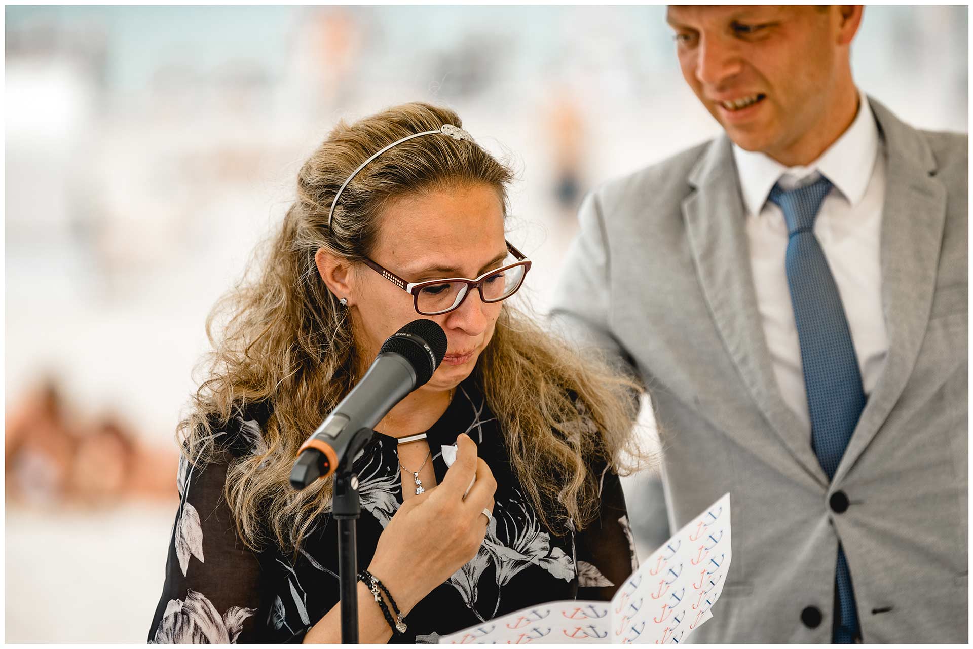 Freundin-des-Brautpaares-haelt-eine-Rede-bei-der-Freien-Trauung-am-Strand-Hochzeit-am-Strand-Hochzeitsfotograf-Warnemuende-Hochzeitsfotograf-Rostock-Hochzeitsfotograf-Ostseebad-Warnemuende