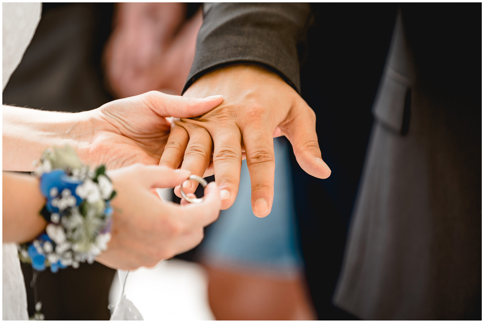 Braut-steckt-Braeutigam-den-Ehering-auf-Hochzeit-am-Strand-Hochzeitsfotograf-Warnemuende-Hochzeitsfotograf-Rostock-Hochzeitsfotograf-Ostseebad-Warnemuende