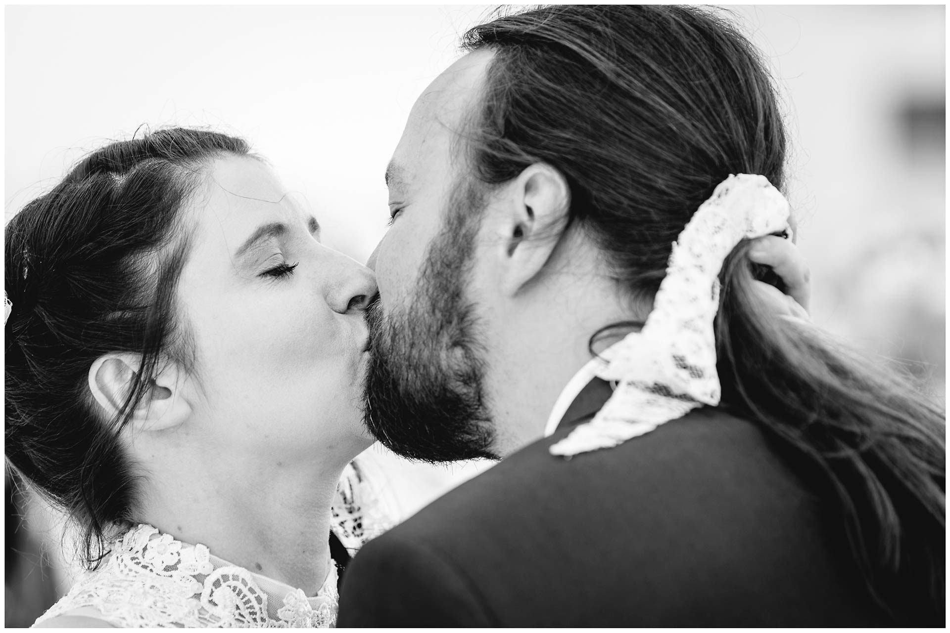 Portraitfoto_Hochzeitspaar-kuesst-sich-liebevoll-Hochzeit-am-Strand-Hochzeitsfotograf-Warnemuende-Hochzeitsfotograf-Rostock-Hochzeitsfotograf-Ostseebad-Warnemuende