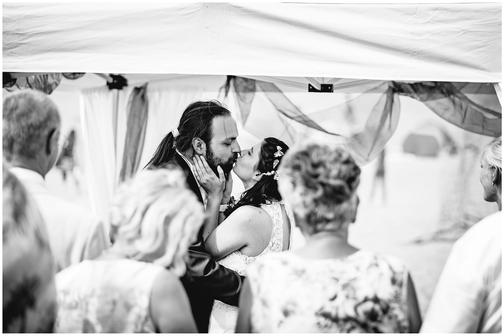 Hochzeitspaar-kuesst-sich-liebevoll-Hochzeit-am-Strand-Hochzeitsfotograf-Warnemuende-Hochzeitsfotograf-Rostock-Hochzeitsfotograf-Ostseebad-Warnemuende