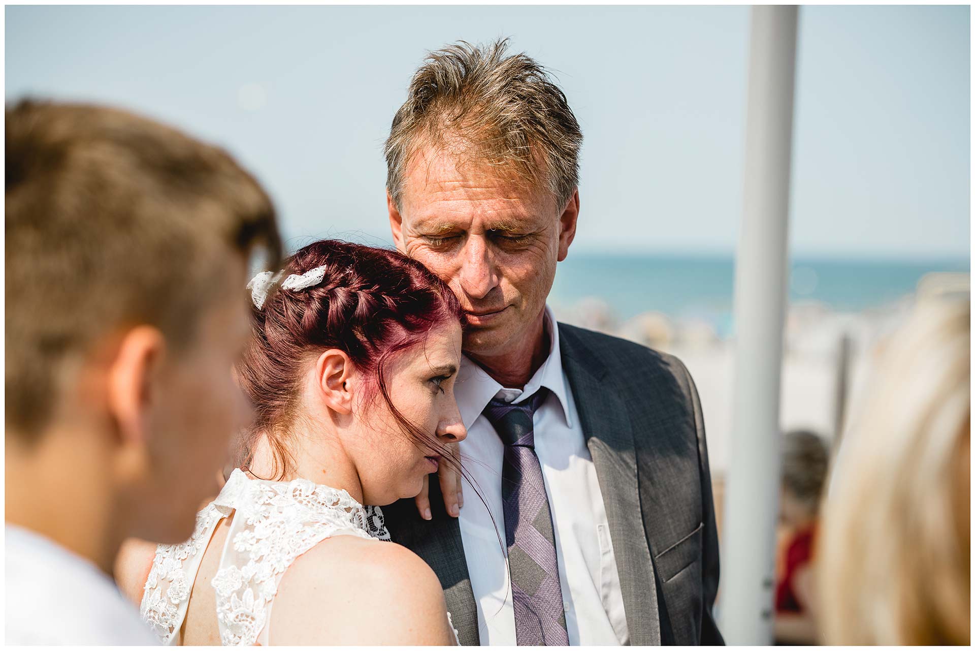 Braut-kuschelt-mit-ihrem-Vater-Hochzeitsfotograf-Warnemuende-Hochzeitsfotograf-Rostock-Hochzeitsfotograf-Ostseebad-Warnemuende