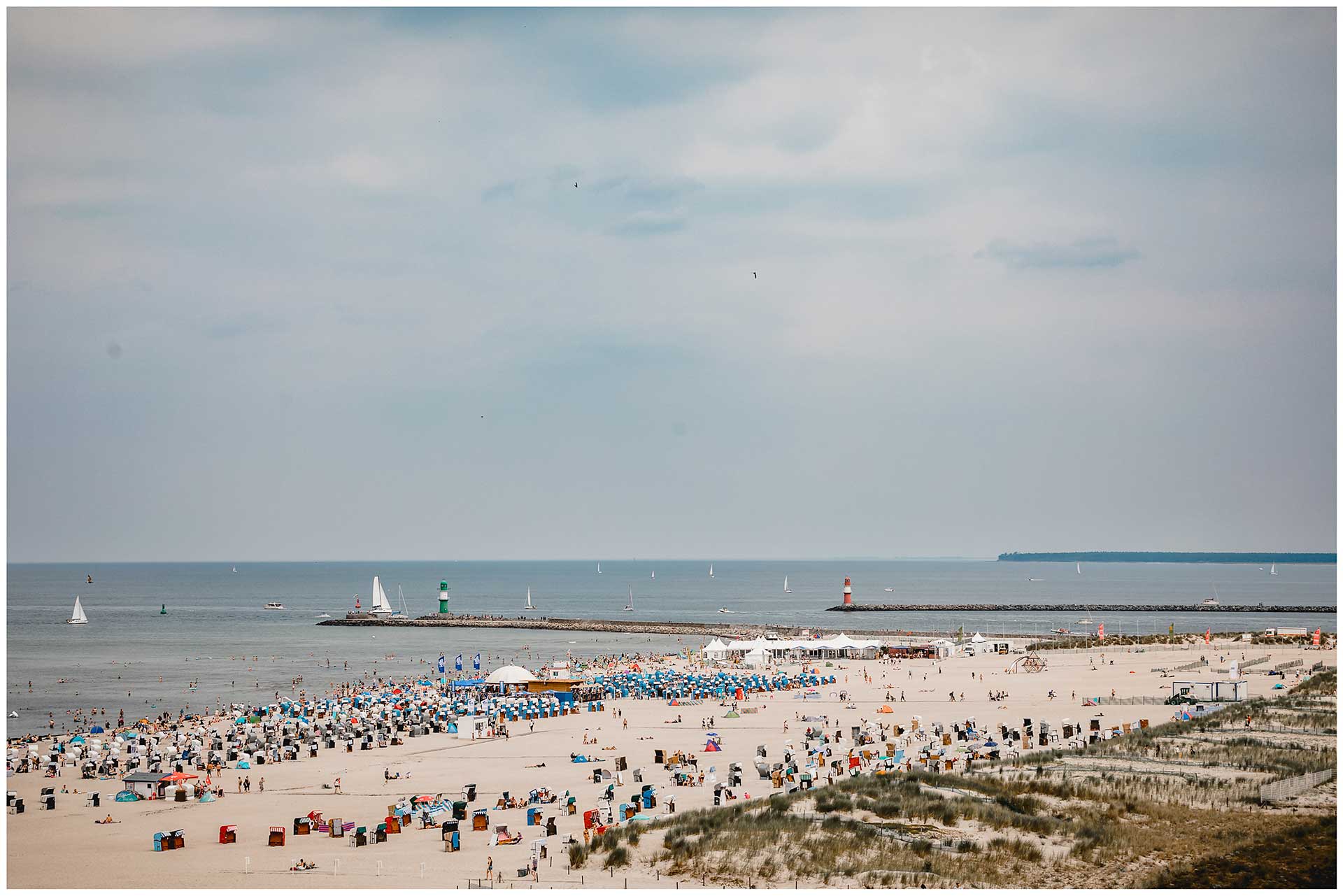 Blick-über-den-Warnemünder-Strand-Hochzeitsfotograf-Warnemuende-Rostock-Hochzeitsfotograf-Ostseebad-Warnemünde