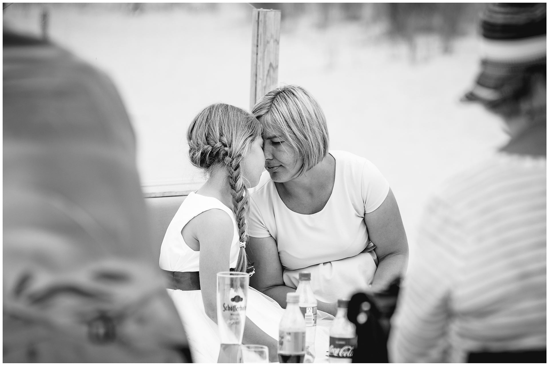 Mutter-und-Tochter-kuscheln-miteinander-Hochzeitsfotograf-Warnemuende-Hochzeitsfotograf-Rostock-Hochzeitsfotograf-Ostseebad-Warnemuende