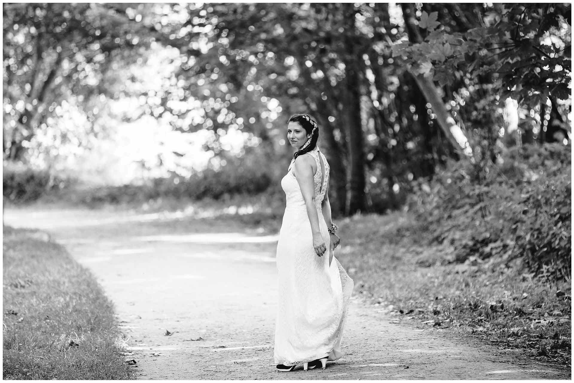 Braut-schaut-ueber-die-Schulter-und-laechelt-Hochzeitsshooting-Hochzeit-am-Strand-Hochzeitsfotograf-Warnemuende-Hochzeitsfotograf-Rostock-Hochzeitsfotograf-Ostseebad-Warnemuende