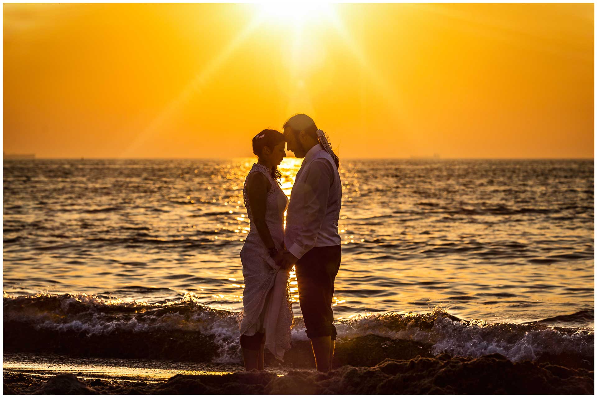 Brautpaar-am-Strand-von-Warnemuende-bei-Sonnenuntergang-Hochzeitsfotografie-Hochzeitsfotograf-Warnemuende-Hochzeitsfotograf-Rostock-Hochzeitsfotograf-Ostseebad-Warnemuende