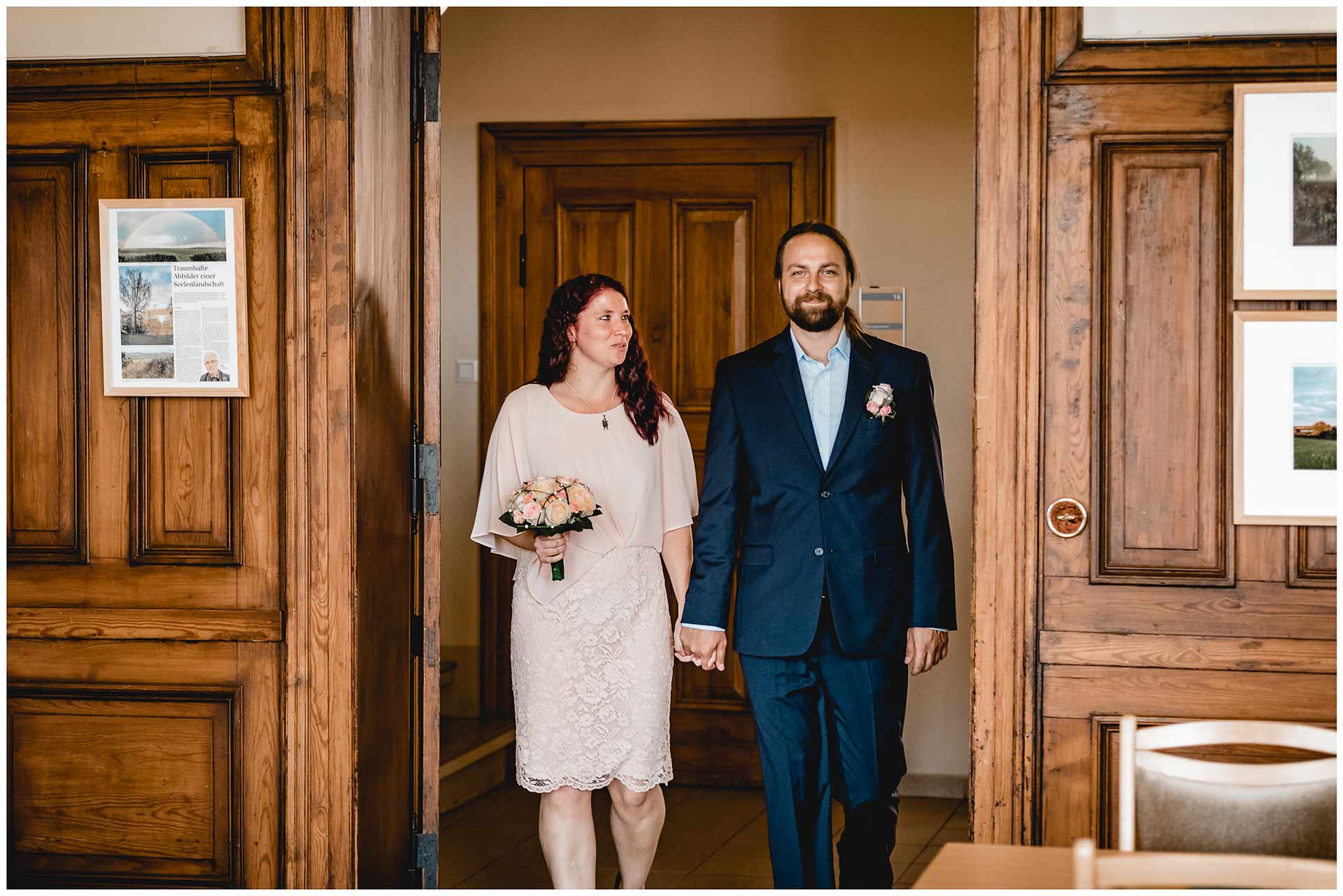 Ehepaar betritt lächelnd den Trausaal im Standesamt Teterow - Hochzeitsfotograf in Teterow