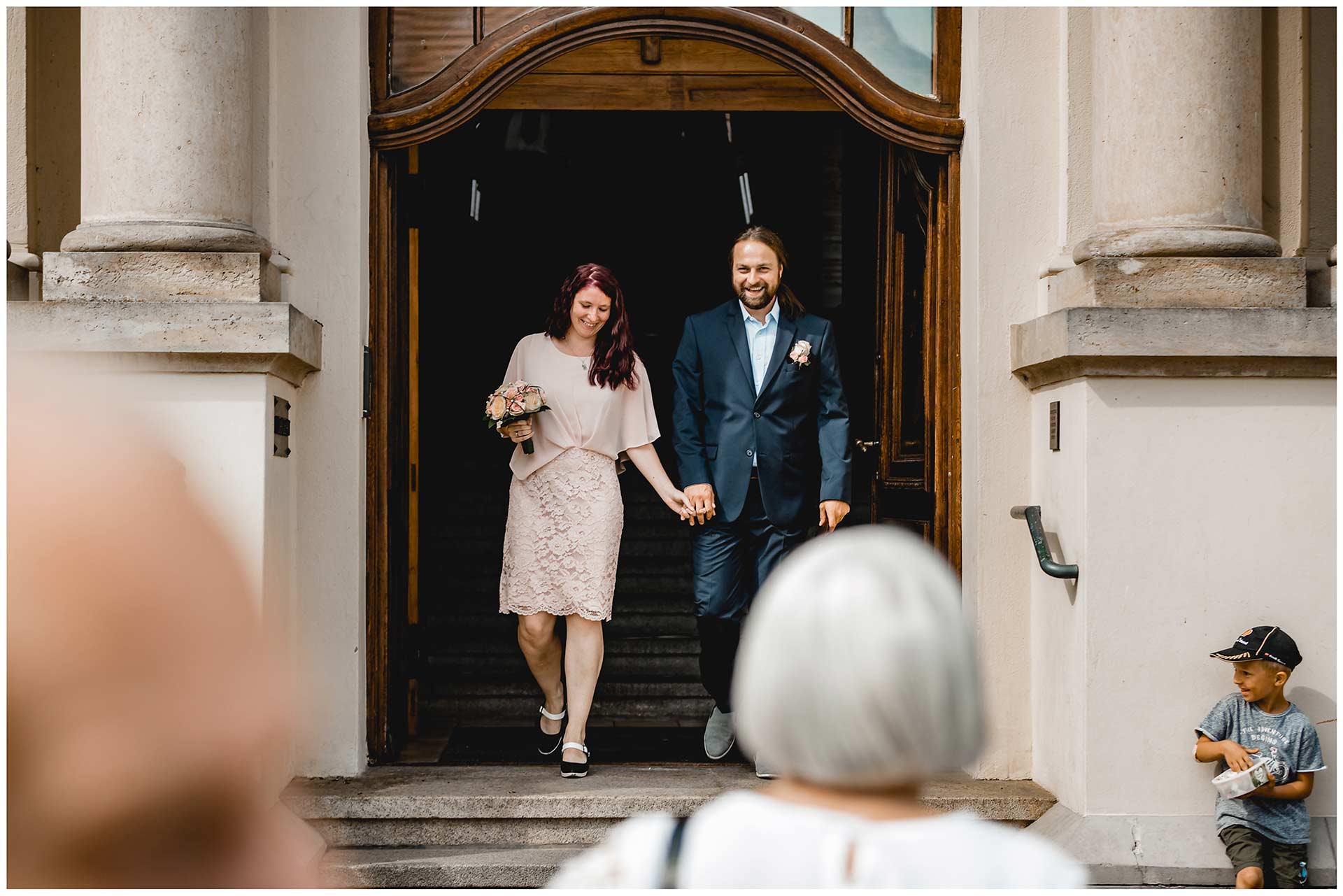 Brautpaar kommt lachend nach der Trauung aus dem Rathaus Teterow - Hochzeitsfotograf in Teterow