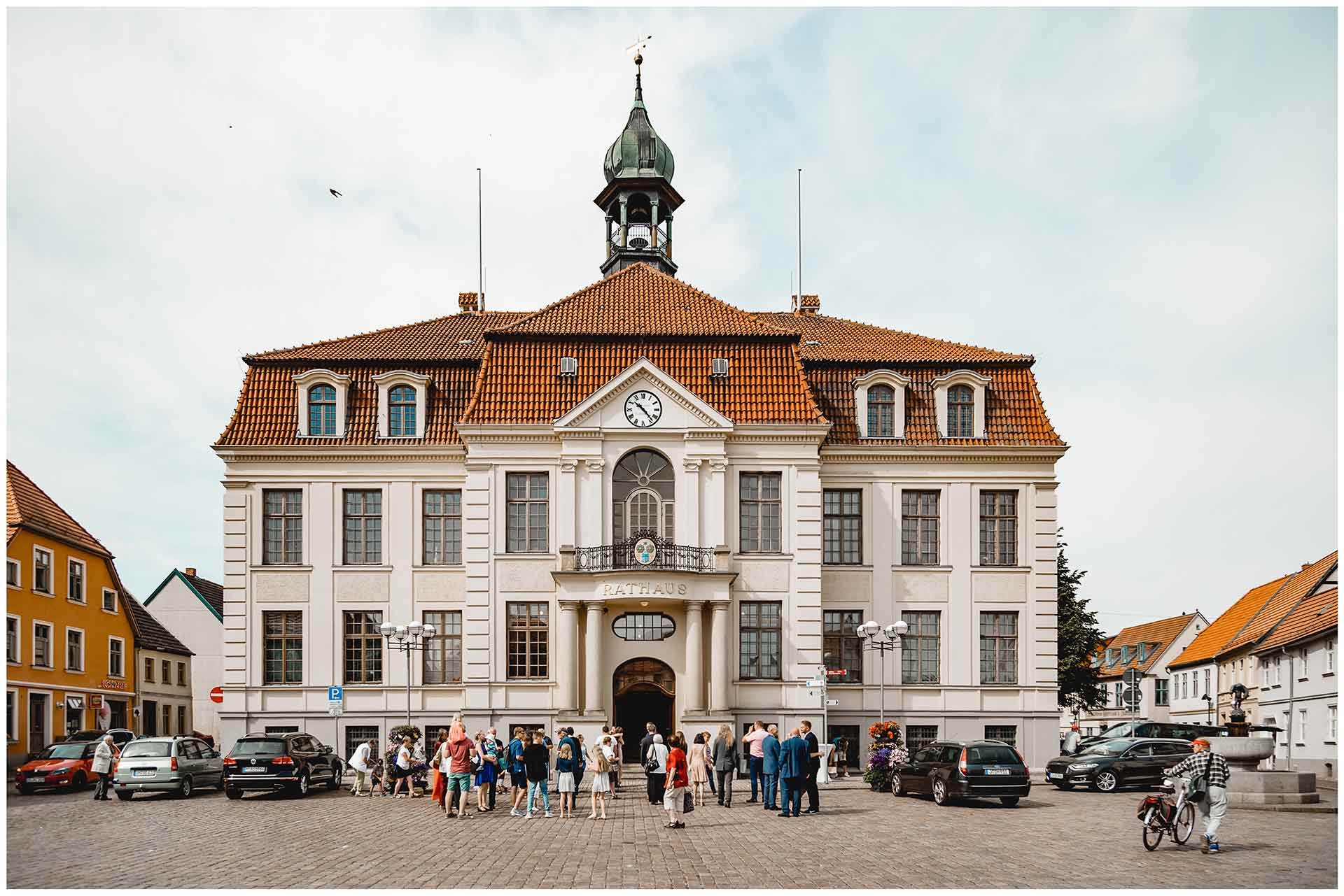 Hochzeitsgäste stehen vor dem Rathaus Teterow - Hochzeitsfotograf in Teterow