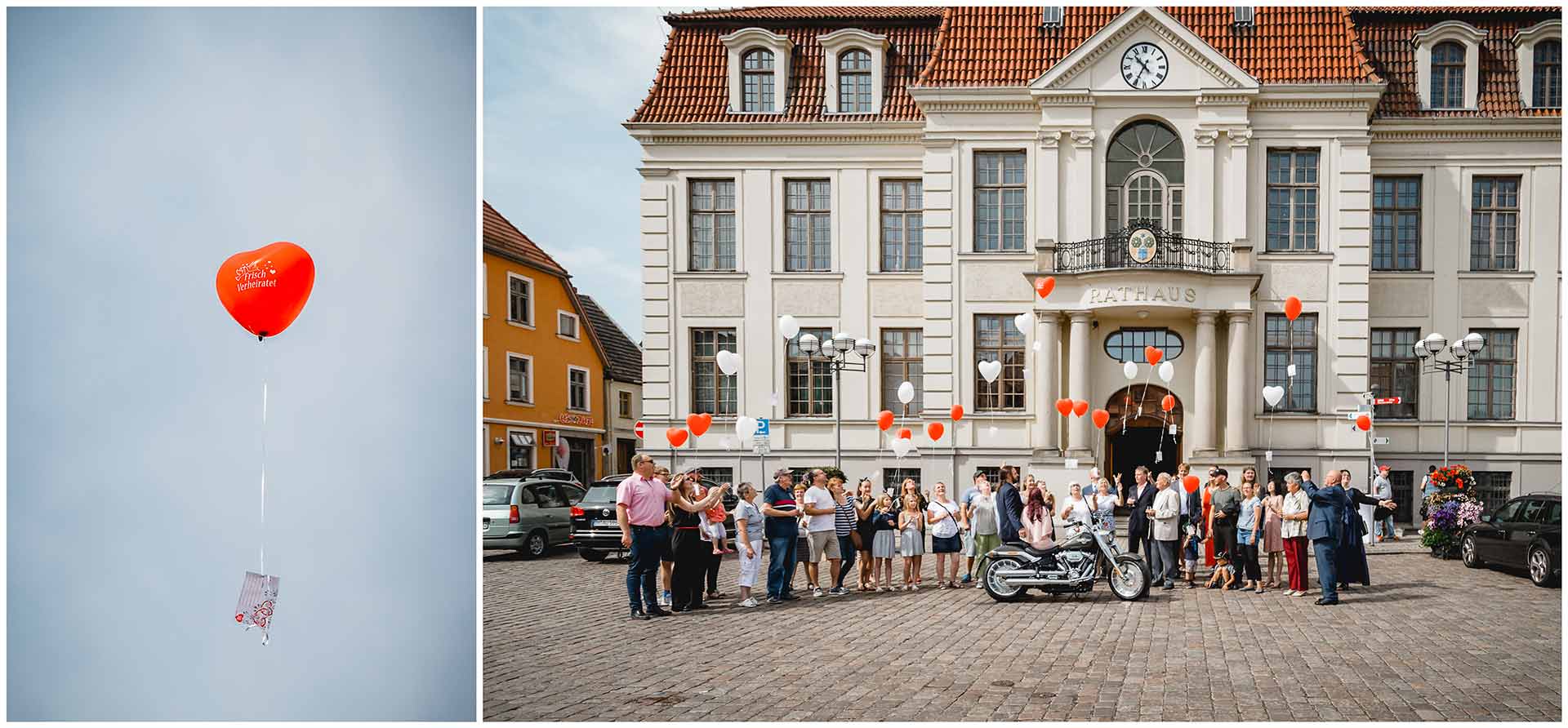 Hochzeitsgäste vor dem Rathaus Teterow lassen Luftballons steigen - Hochzeitsfotograf in Teterow