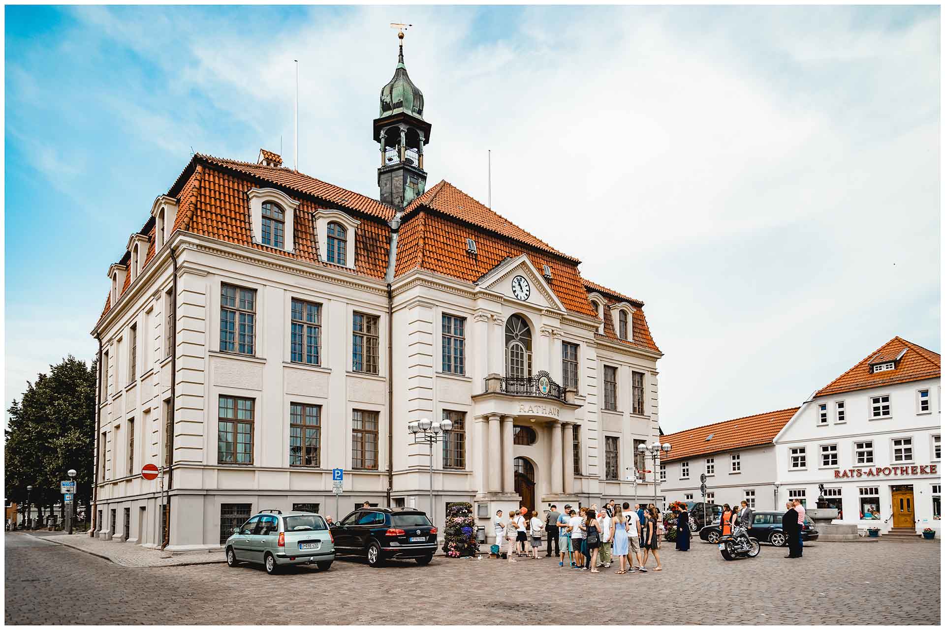 Hochzeitsgäste vor dem Rathaus Teterow - Hochzeitsfotograf in Teterow