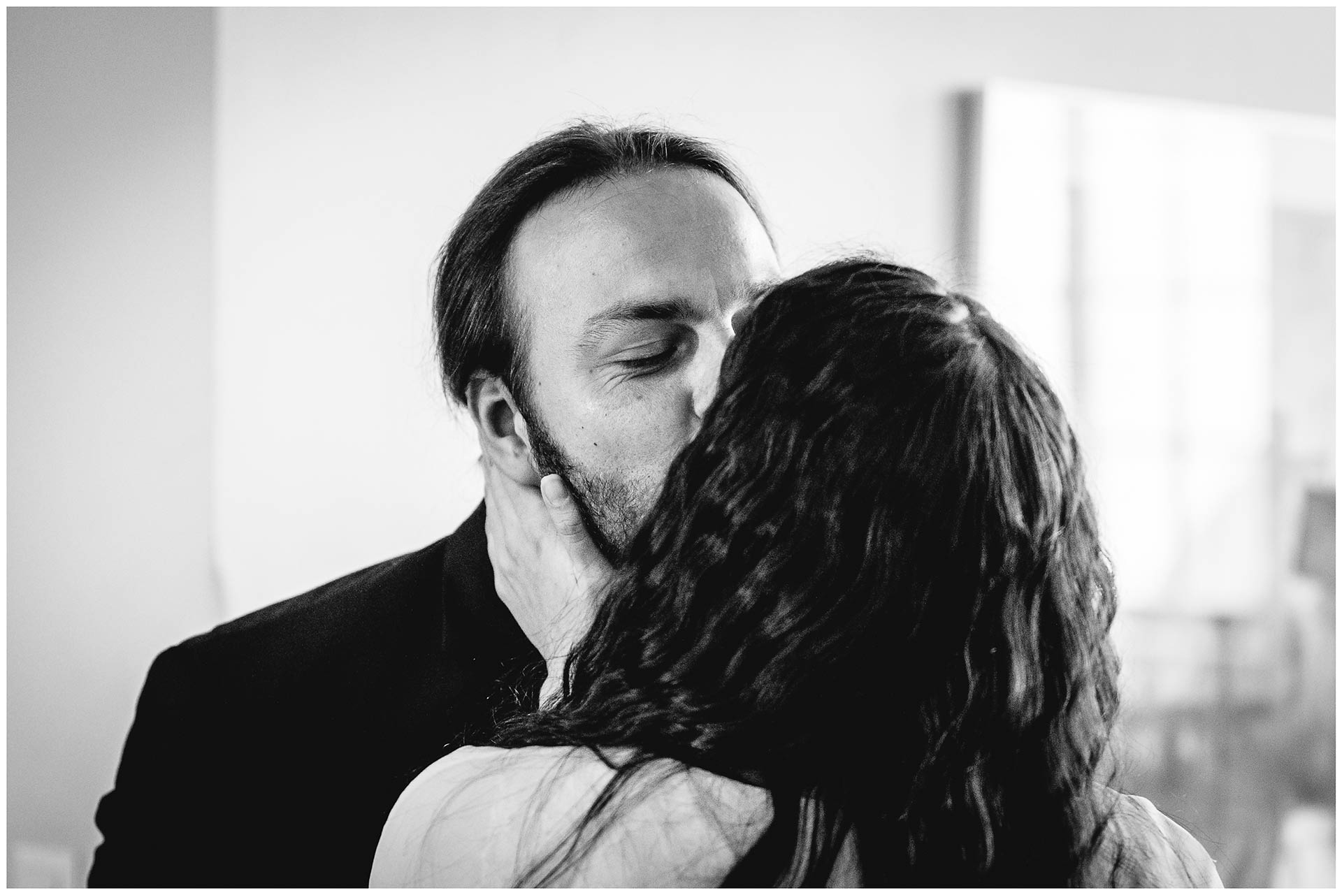 Brautpaar küsst sich zur Begrüßung - Hochzeitsfotograf in Teterow