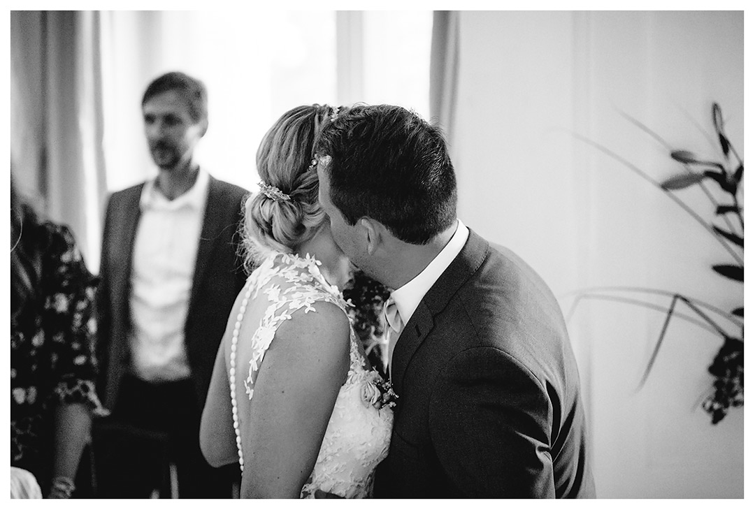 Hochzeitsfotograf - Brautpaar-küsst-sich-zur-Begrüßung - heiraten Villa Papendorf