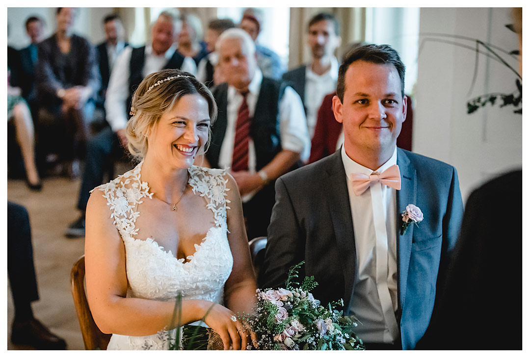 Hochzeitsfotograf Rostock - Brautpaar sitzt und lächelt - Fotograf Rostock - Hochzeitsfotograf Villa Papendorf