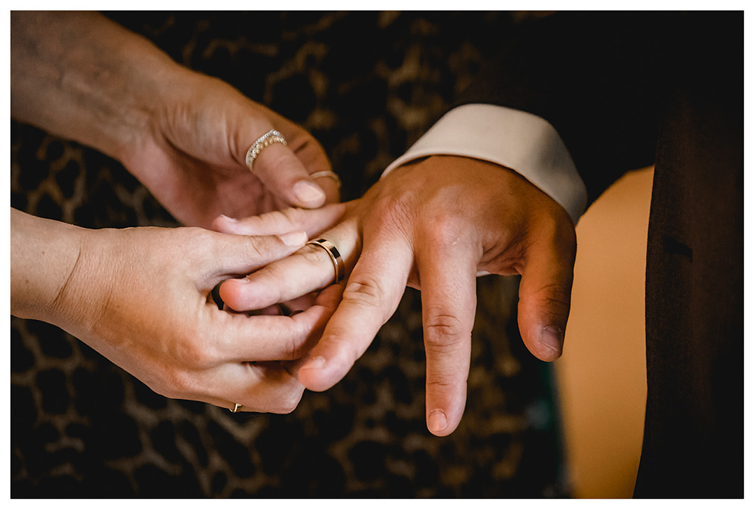 Hochzeitsfotograf Rostock - Braut steckt Bräutigam Ehering auf - Fotograf Rostock - Hochzeitsfotograf Villa Papendorf