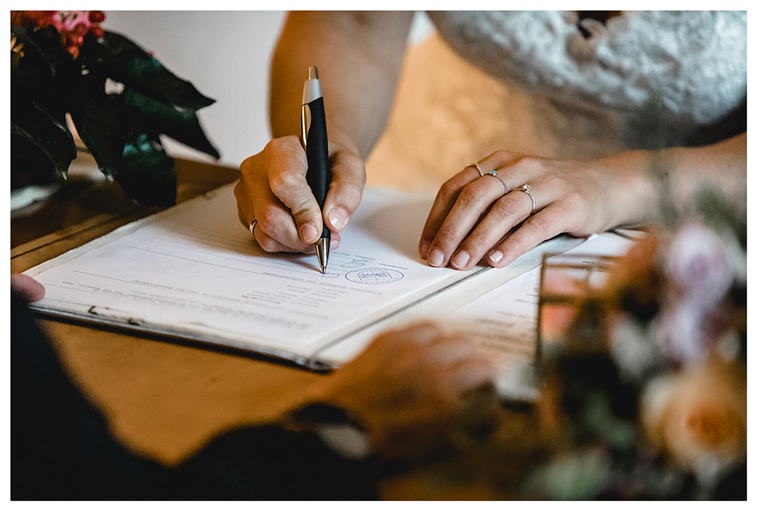 Hochzeitsfotograf - Nahaufnahme Hand der Braut beim Unterschreiben - Hochzeitsfotograf Villa Papendorf