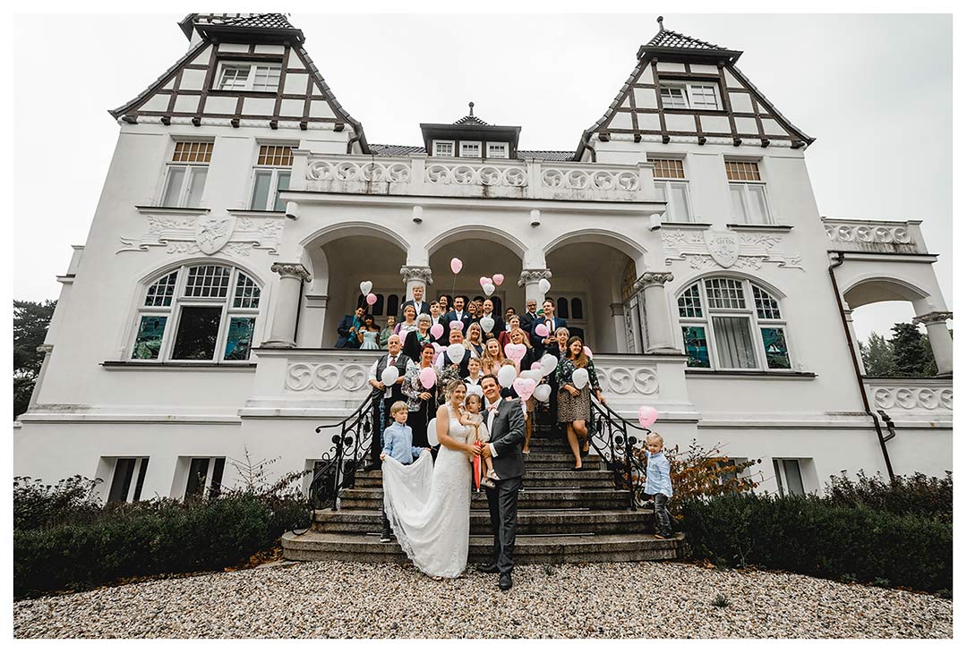 Gruppenfoto Hochzeit vor Villa Papendorf - Hochzeitsfotograf Villa Papendorf - Hochzeitsfotos