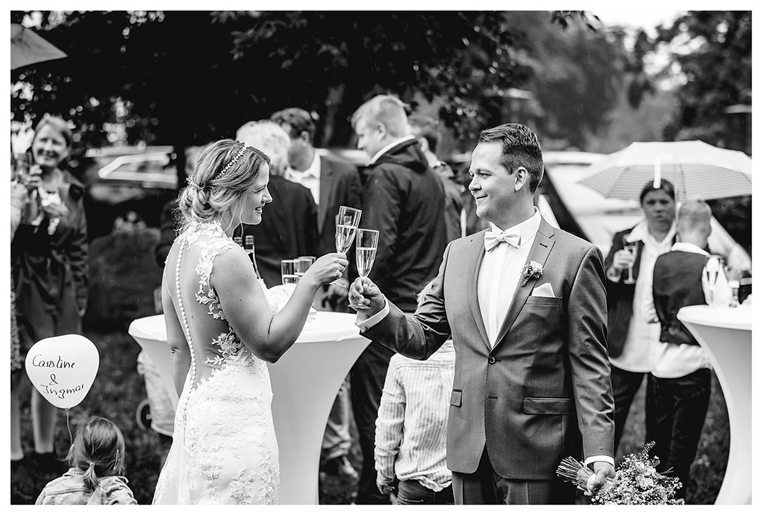 Hochzeitsfotograf - Brautpaar stößt mit Sekt an - Hochzeitsfotograf Villa Papendorf