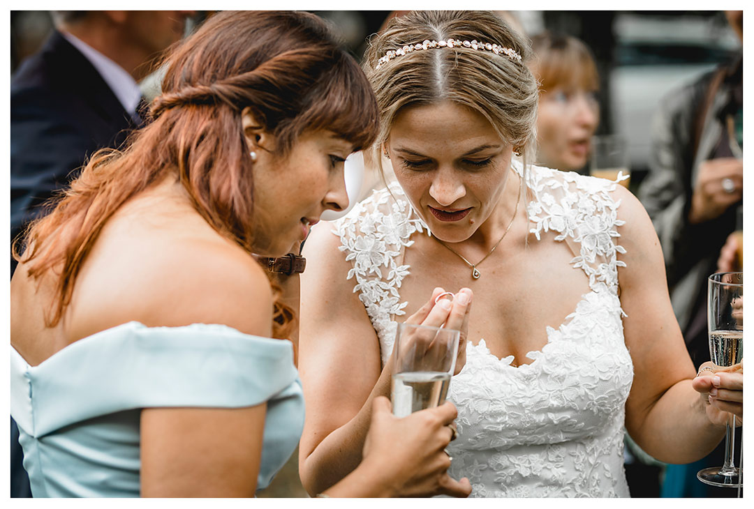 Hochzeitsfotograf Rostock - Braut und Freundin schauen sich Ehering an - Fotograf Rostock - Hochzeitsfotograf Villa Papendorf