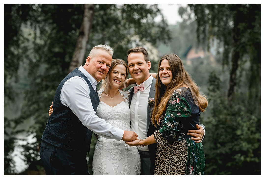 Hochzeitsfotograf Rostock - Gruppenfoto - Brautpaar mit Trauzeugen - Fotograf Rostock - Hochzeitsfotograf Villa Papendorf