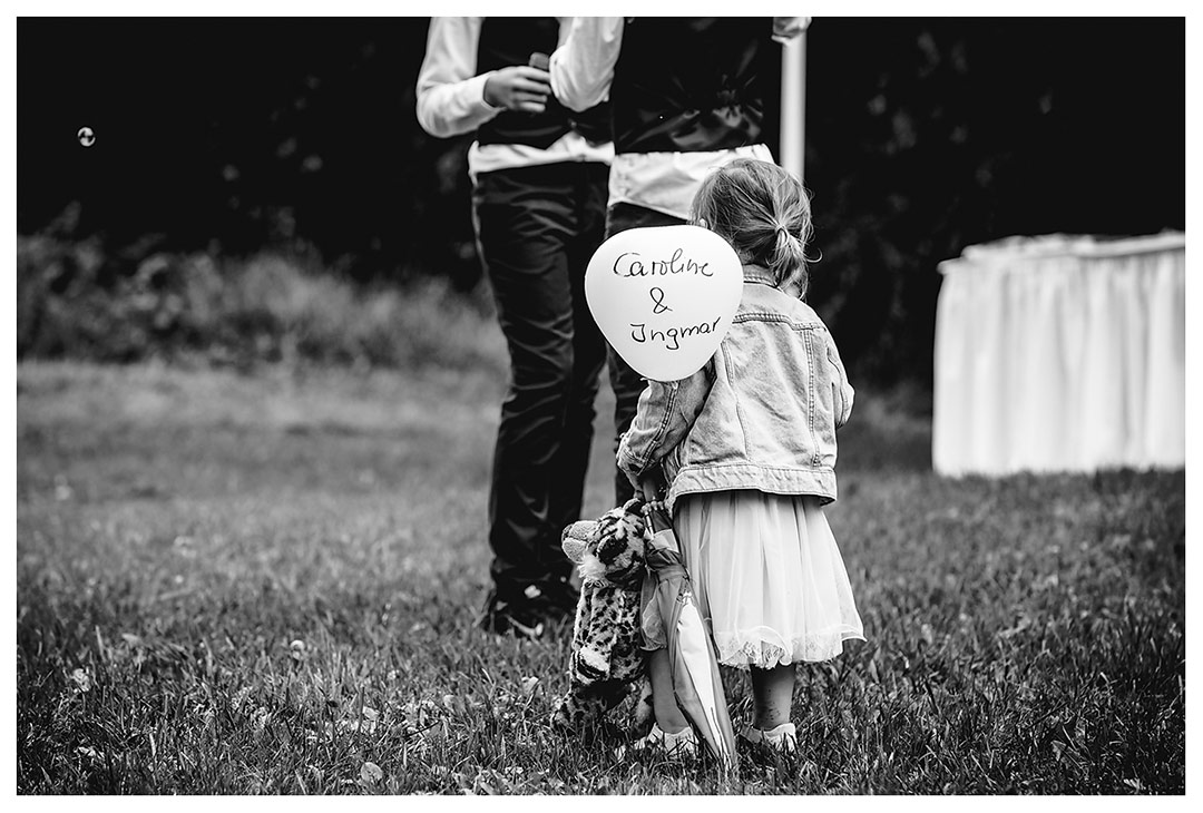 Hochzeitsfotograf - kleines Mädchen mit Luftballon - Hochzeitsfotograf Villa Papendorf