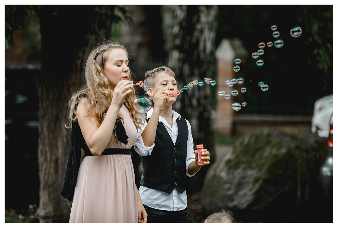 Hochzeitsfotograf - zwei Kinder pusten Seifenblasen - Hochzeitsfotograf Villa Papendorf