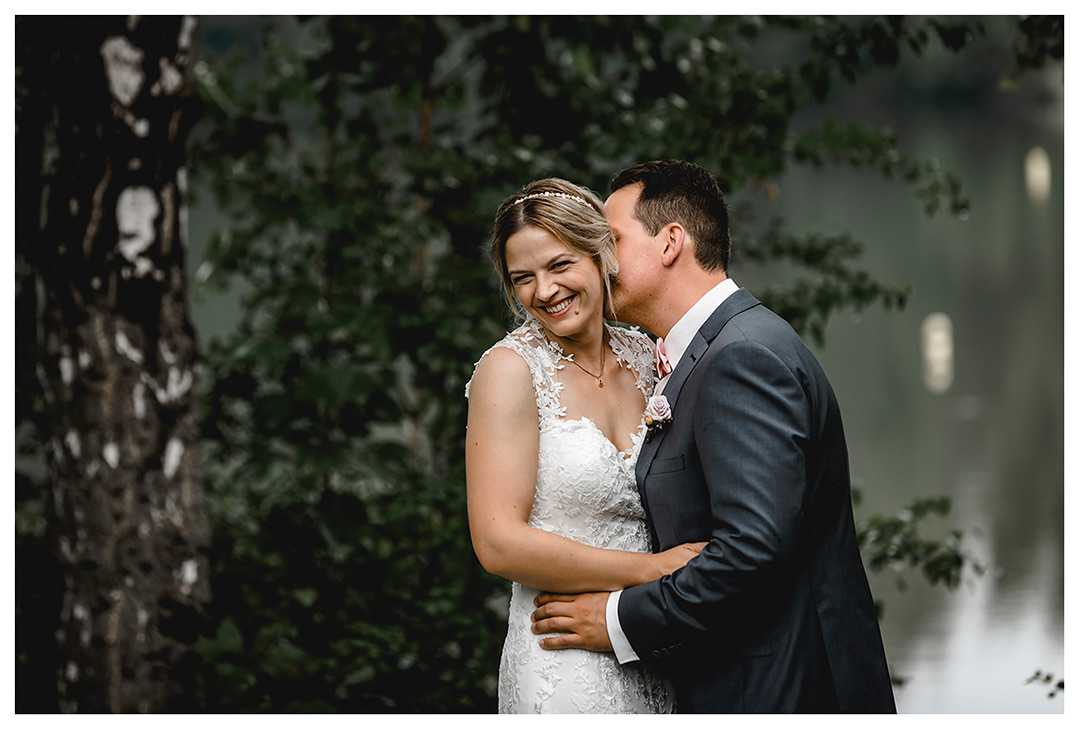 Hochzeitsfotograf Rostock - Brautpaarshooting - Brautpaar Arm in Arm und Braut lächelt - Fotograf Rostock - Hochzeitsfotograf Villa Papendorf