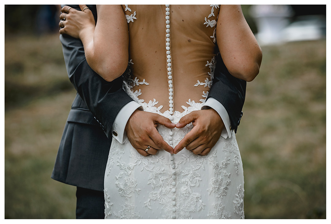 Hochzeitsfotograf Rostock - Brautpaarshooting - Nahaufnahme Hände Brärutigam an Hüfte der Braut - Fotograf Rostock - Hochzeitsfotograf Villa Papendorf