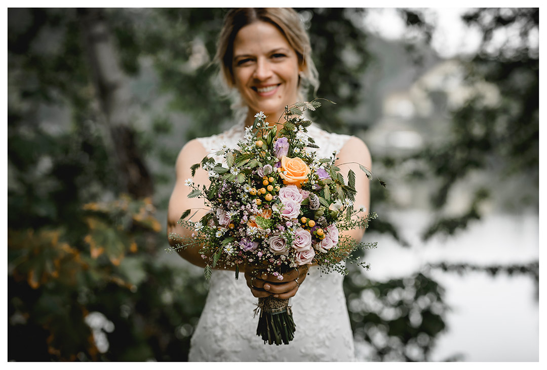 Hochzeitsfotograf Rostock - Brautpaarshooting - Brautstrauß in Händen der Braut - Fotograf Rostock - Fotograf Villa Papendorf