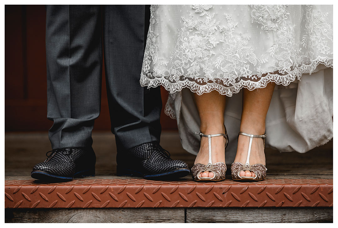 Hochzeitsfotograf Rostock - Nahaufnahme Schuhe Brautpaar - Fotograf Rostock - Hochzeitsfotograf Villa Papendorf