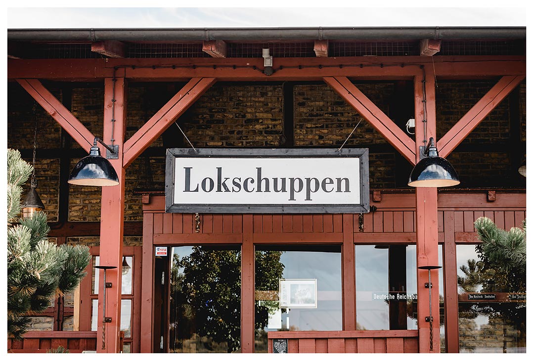 Nahaufnahme Schild vom Lokschuppen - Lokschuppen Rostock